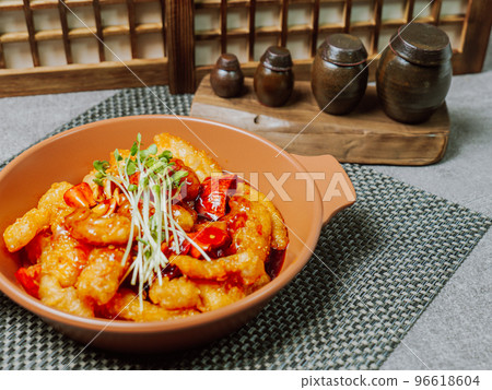 盤子裡放著香辣甜甜的四川糖醋肉菜 96618604