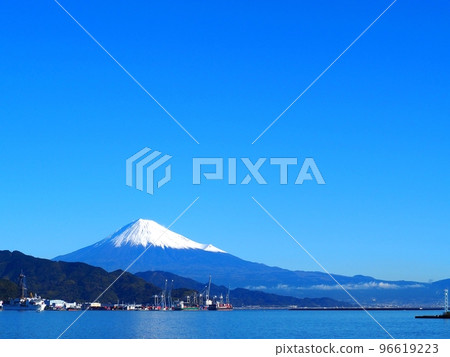 <Shimizu, Shizuoka City> Mt. Fuji over Okitsu Pier seen from Shimizu Port <Shimizu, Shizuoka City> Mt. Fuji over Okitsu Pier seen from Shimizu Port 96619223