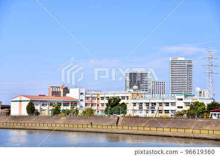 小岩大橋 / 從新中川（東京都江戶川區）附近望向小岩站 [2022.10] 96619360