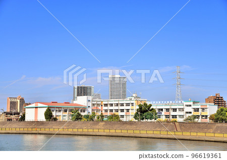 小岩大橋 / 從新中川（東京都江戶川區）附近望向小岩站 [2022.10] 96619361