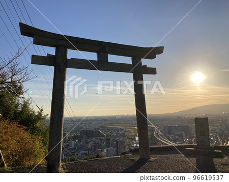 飛機起飛、牌坊門和日落 飛機起飛、牌坊門和日落 96619537