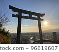 日落和Torii Torii 96619607