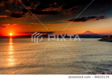 湘南海景,神奈川縣稻村崎海灘的日落 湘南海景,神奈川縣稻村崎海灘的日落 96620139