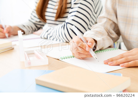 兩名女大學生的手在學習 兩名女大學生的手在學習 96620224