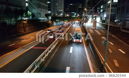 首都高速公路的銀座附近在晚上 96620344