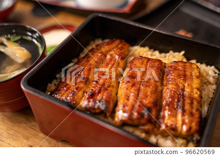 Una heavy that seems to be delicious Una heavy that seems to be delicious 96620569