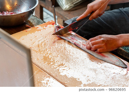 劈鰻魚的工匠之手 96620695