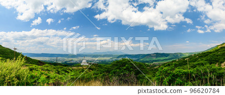 美麗壯麗的初夏天空與阿蘇市風光“仙水峽” 日本阿蘇市 96620784