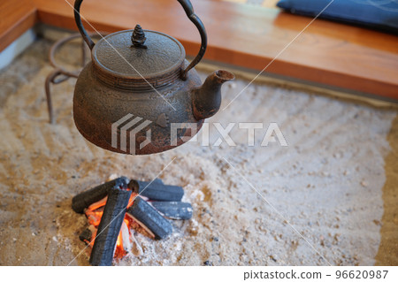 The hearth and iron bottle The hearth and iron bottle 96620987