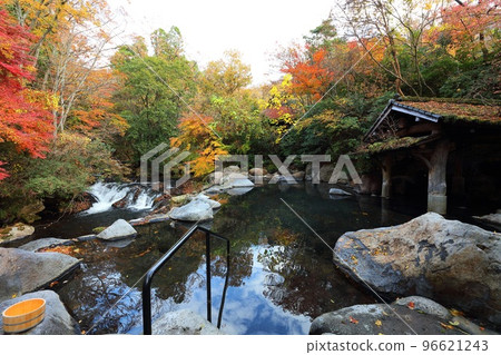 日本與世隔絕的溫泉山水 96621243