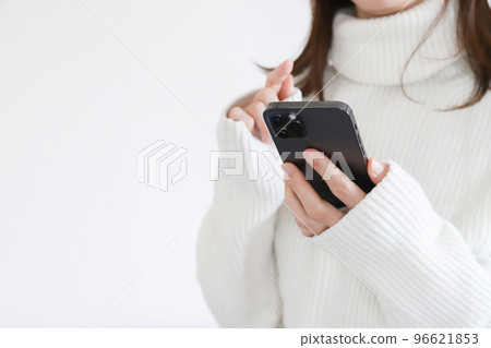 Hands of women who use smartphones Hands of women who use smartphones 96621853