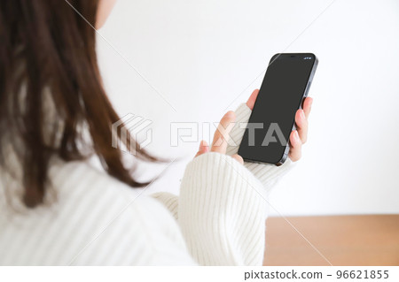 Hands of women who use smartphones 96621855