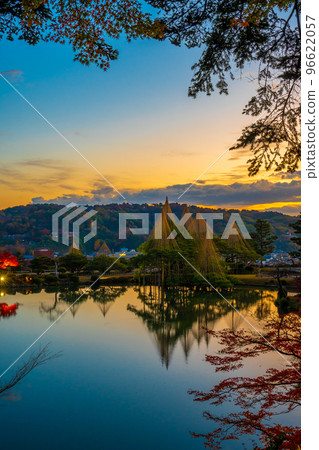 兼六園霞池倒影的冬季傳統雪掛和秋葉的清晨景色｜石川縣金澤市 96622057