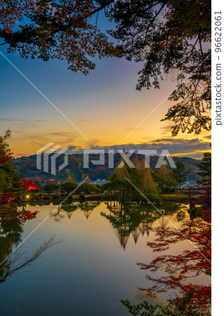 兼六園的霞池映照出冬天的積雪和朝霞的美麗景色｜石川縣金澤市 96622061