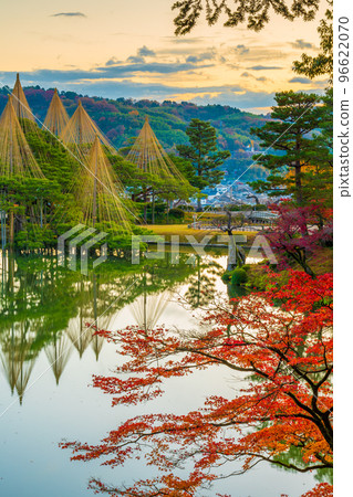 Early morning scenery of the winter tradition of snow hanging and autumn leaves beautifully reflected on Kasumigaike Pond in Kenrokuen｜Kanazawa City, Ishikawa Prefecture 96622070