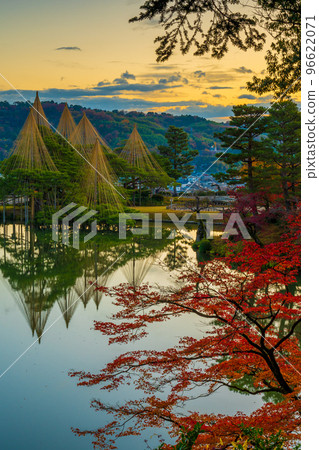 Early morning scenery of the winter tradition of snow hanging and autumn leaves beautifully reflected on Kasumigaike Pond in Kenrokuen｜Kanazawa City, Ishikawa Prefecture 96622071