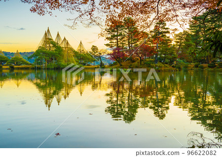 An early morning landscape where the winter tradition of snow hanging and the morning glow are beautifully reflected on Kenrokuen's Kasumigaike Pond|Kanazawa City, Ishikawa Prefecture An early morning landscape where the winter tradition of snow hanging and the morning glow are beautifully reflected on Kenrokuen's Kasumigaike Pond|Kanazawa City, Ishikawa Prefecture 96622082