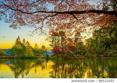 兼六園霞池倒影的冬季傳統雪掛和秋葉的清晨景色｜石川縣金澤市 96622083