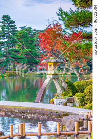 Scenery of Kotoji lanterns in Kenrokuen Kasumigaike Pond in the early morning sun｜Kanazawa City, Ishikawa Prefecture 96622084