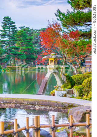 Scenery of Kotoji lanterns in Kenrokuen Kasumigaike Pond in the early morning sun｜Kanazawa City, Ishikawa Prefecture 96622085