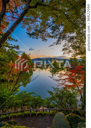 Morning scenery of Kenrokuen Kasumigaike Pond where autumn leaves are illuminated by the morning sun | Kanazawa City, Ishikawa Prefecture Morning scenery of Kenrokuen Kasumigaike Pond where autumn leaves are illuminated by the morning sun | Kanazawa City, Ishikawa Prefecture 96622094