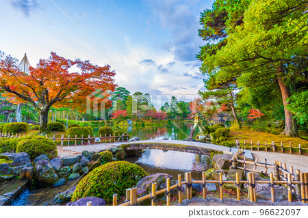 兼六園霞池景觀 琴寺燈籠與美麗的秋天藍天和秋葉｜石川縣金澤市 96622097