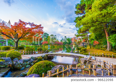 兼六園霞池景觀 琴寺燈籠與美麗的秋天藍天和秋葉｜石川縣金澤市 96622098