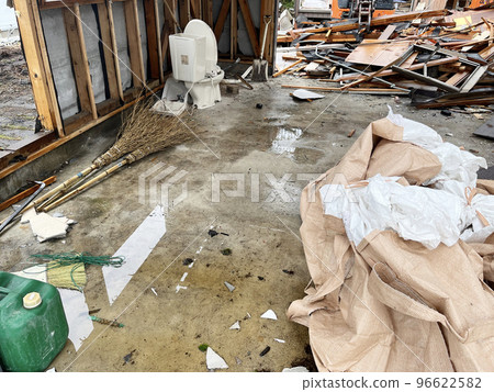 即將拆除的破舊建築 即將拆除的破舊建築 96622582