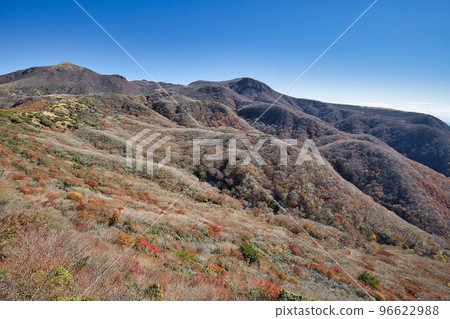 秋天的九重山和池山水源 96622988