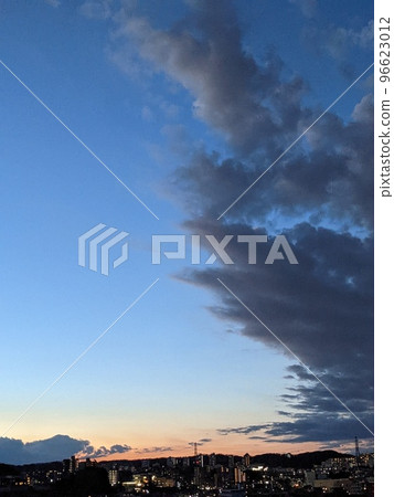 烏雲和日落時的城市景觀 烏雲和日落時的城市景觀 96623012