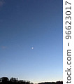 日落天空和白色新月爬到山頂 96623017