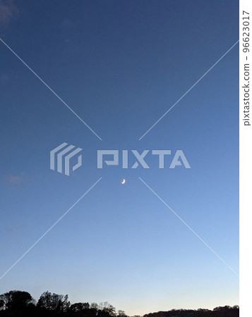 日落天空和白色新月爬到山頂 日落天空和白色新月爬到山頂 96623017