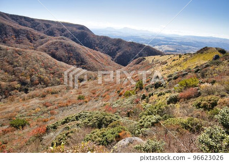 秋天的九重山和池山水源 96623026