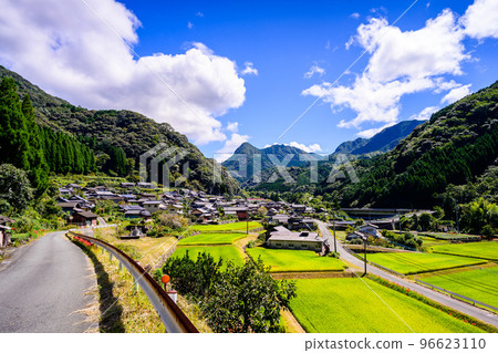 Scenery of the village against the background of the most beautiful autumn weather "Tourist spot: Japan's top 100 terraced rice fields, Bansho's terraced rice fields" (Kyushu, Yamaga City, Kumamoto Prefecture, Japan) 96623110