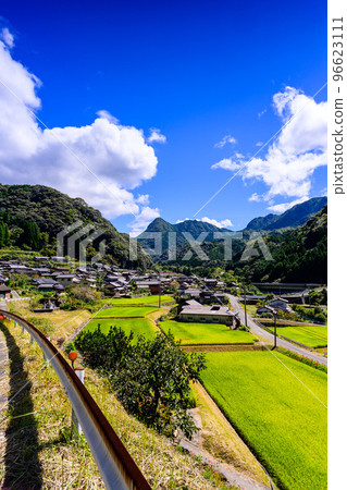 Scenery of the village against the background of the most beautiful autumn weather "Tourist spot: Japan's top 100 terraced rice fields, Bansho's terraced rice fields" (Kyushu, Yamaga City, Kumamoto Prefecture, Japan) 96623111