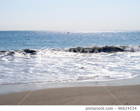 藍色大海的波浪。 96624534