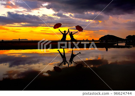 四國父母濱海水浴場 可以與朋友和同事留下令人印象深刻的照片的夕陽西下的沙灘形象 香川縣三豐市 (1) 四國父母濱海水浴場 可以與朋友和同事留下令人印象深刻的照片的夕陽西下的沙灘形象 香川縣三豐市 (1) 96624744