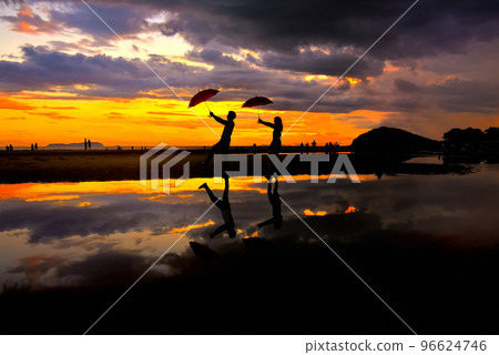 四國父母濱海水浴場 可以與朋友和同事留下令人印象深刻的照片的夕陽西下的沙灘 香川縣三豐市 (3) 四國父母濱海水浴場 可以與朋友和同事留下令人印象深刻的照片的夕陽西下的沙灘 香川縣三豐市 (3) 96624746