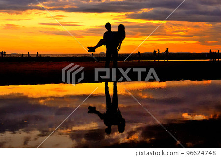 四國・秩父濱・兩個人凝視著彼此,沙灘上美麗的夕陽留下令人難忘的照片・香川縣三豐市(5) 四國・秩父濱・兩個人凝視著彼此,沙灘上美麗的夕陽留下令人難忘的照片・香川縣三豐市(5) 96624748