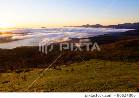Sunrise and sea of clouds at Bihoro Pass 96624806