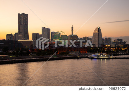 ≪Yokohama≫ Evening view of Minatomirai ≪Yokohama≫ Evening view of Minatomirai 96625072