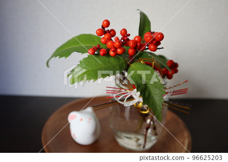 Decorate New Year's flowers at the entrance Decorate New Year's flowers at the entrance 96625203