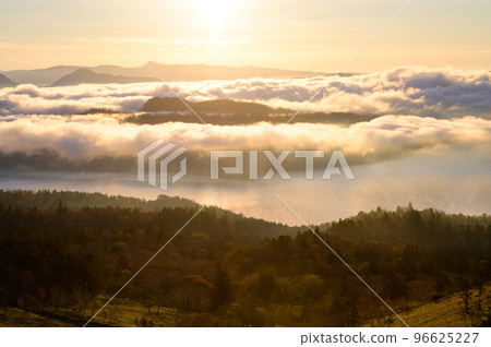 Bihoro Pass and a sea of clouds in the morning sun 96625227