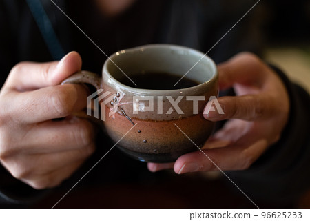 drink hot coffee 96625233