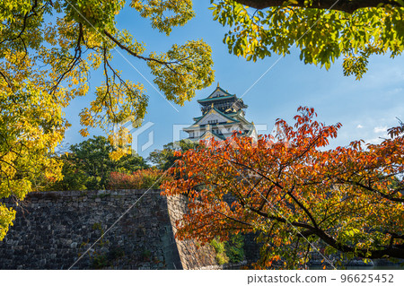 [紅葉]秋天的大阪城公園[大阪城天守閣] 96625452
