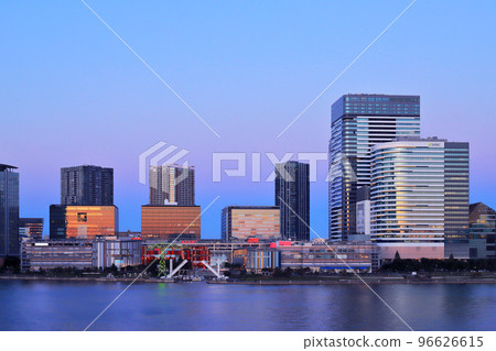 Buildings in Toyosu at sunset 96626615