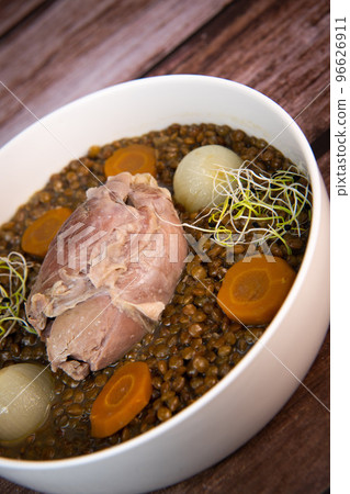 Recipe for salted pork shank with lentils 96626911