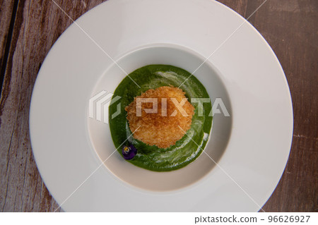 Recipe Breaded soft-boiled eggs and creamed spinach with parmesan Recipe Breaded soft-boiled eggs and creamed spinach with parmesan 96626927