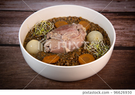 Recipe for salted pork shank with lentils 96626930