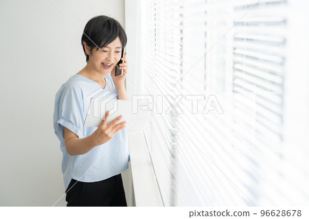 Woman using a smartphone 96628678